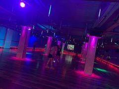 -奔马滚轴溜冰场