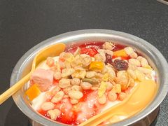 草莓酸奶碗-呼伦一只牛·烧串酒场(陆家嘴店)