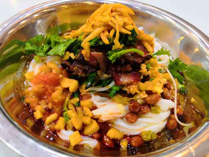 宜州黄平吊烧粉-"路过看见人多,就进来试试.环境不错,宽敞.