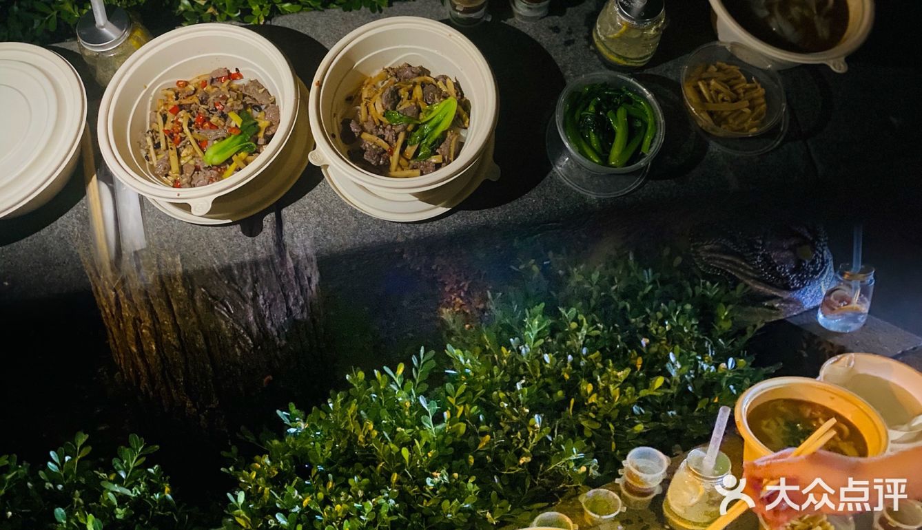 三里屯街头深夜嗦粉 酸笋老友粉爽飞了