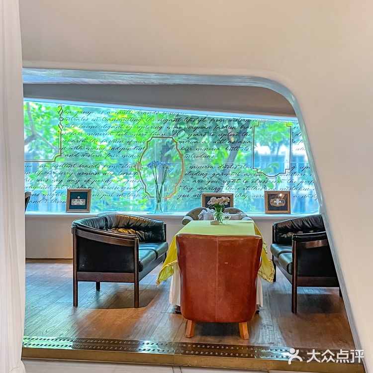 找到一家法里法气的咖啡店