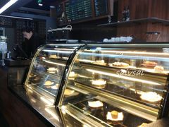 面包甜点陈列柜-首都图书馆-咖啡厅