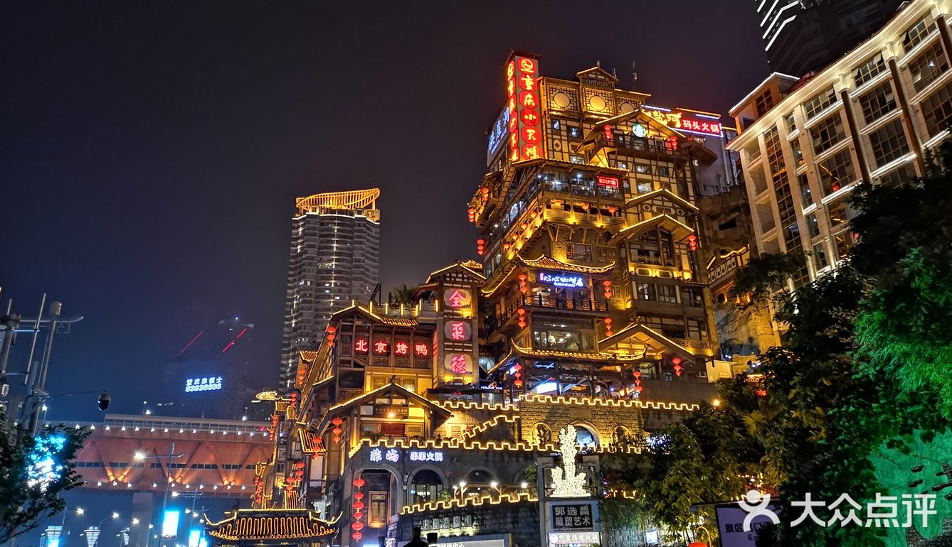 到了晚上，这座城市更漂亮