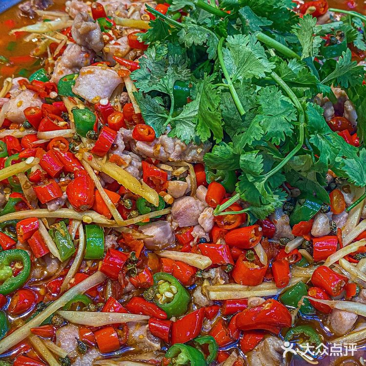 各种佐料码了一盘子 看着就很有食欲 果不其然