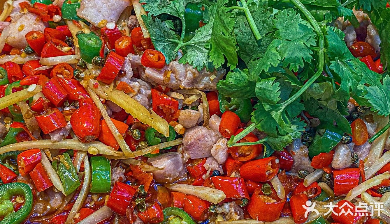 各种佐料码了一盘子 看着就很有食欲 果不其然