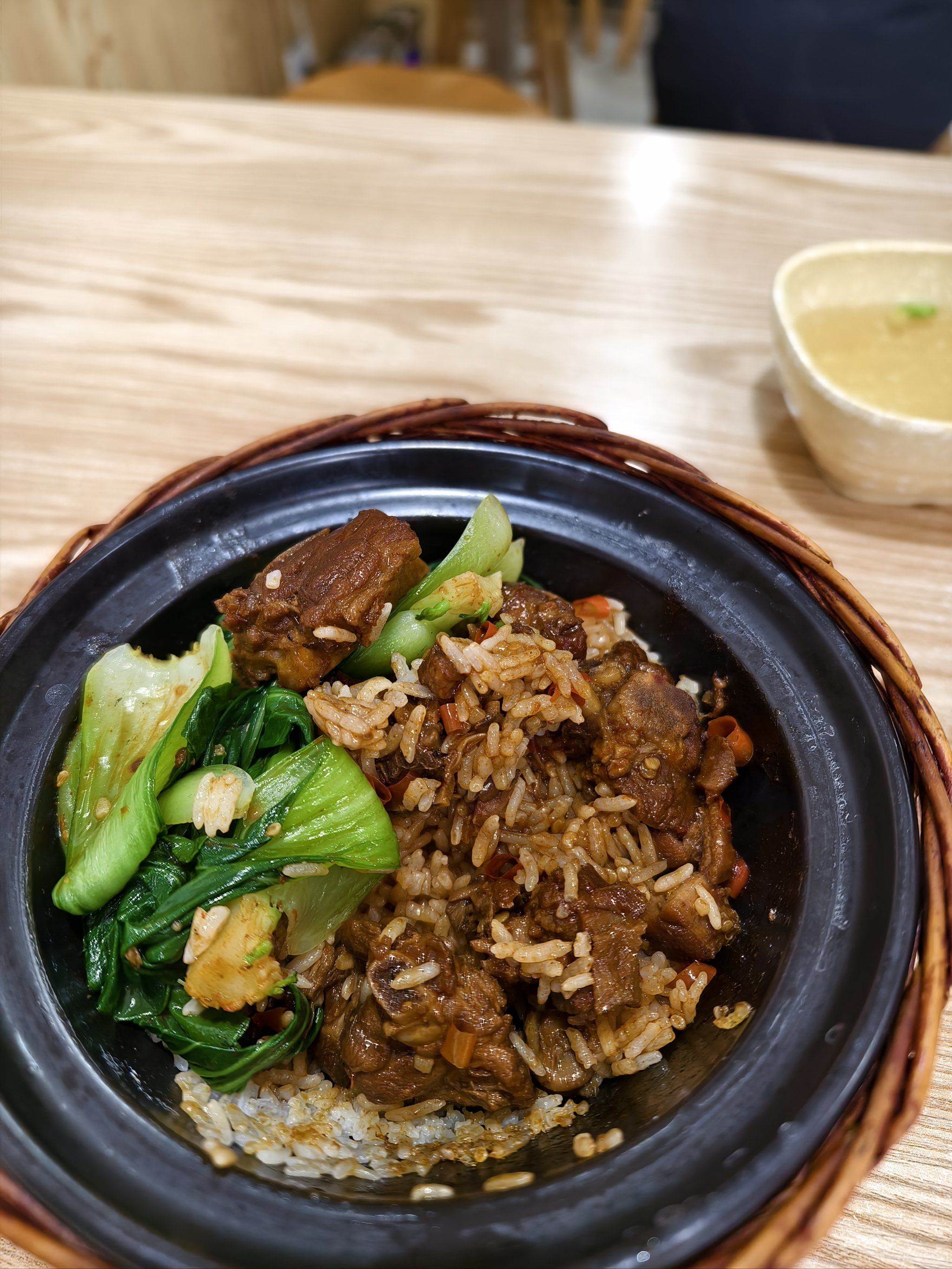 天天领红包这家的啤酒鸭煲仔饭真的推荐,我的最爱,又辣又香