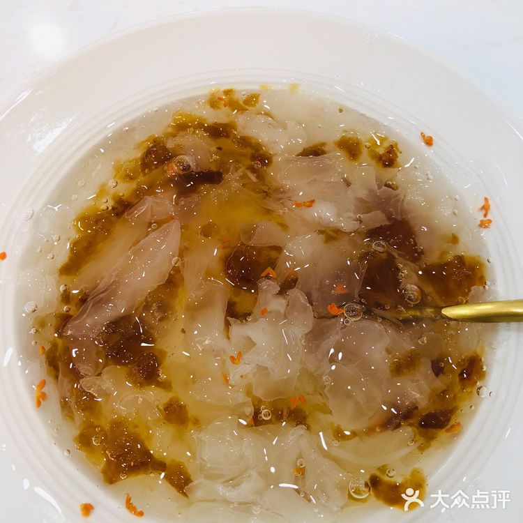 店内羹比露要浓稠一些，无论是什么样的产品都是可以拉丝的