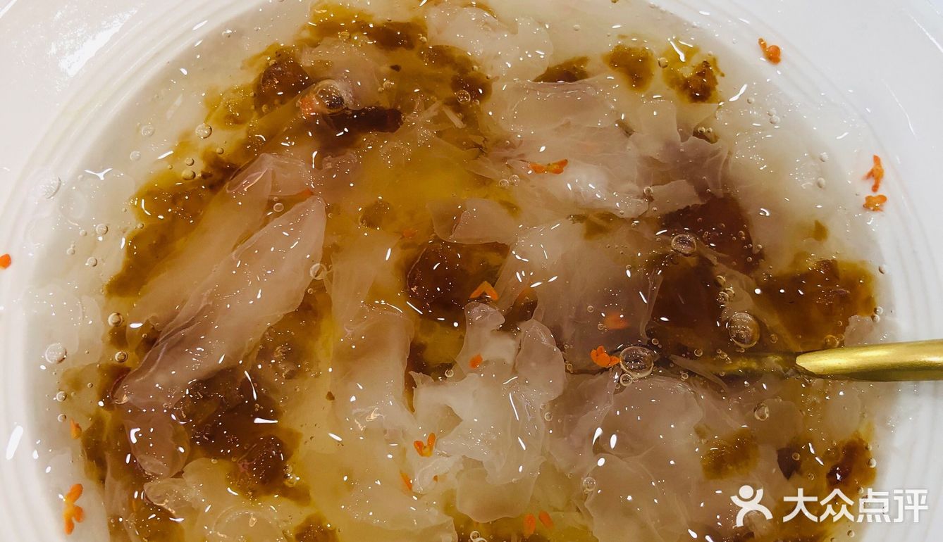 店内羹比露要浓稠一些，无论是什么样的产品都是可以拉丝的