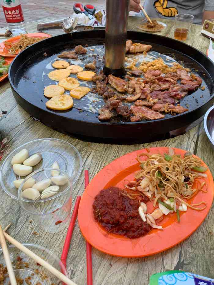 正鑫泰车轮地锅烤肉-"很久之前和姐妹一起去次烤肉 蘸料和纸.