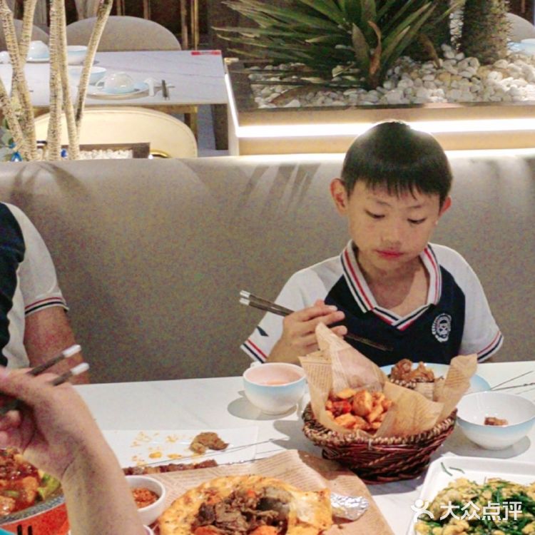 丝路花雨语餐厅