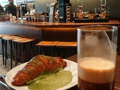 matcha&nbsp;croissant,&nbsp;waves-DECAMERON十日谈(卓悦汇店)