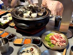 -围炉肉舍•炭烤活鳗•丹东海鲜烤肉(步行街店)