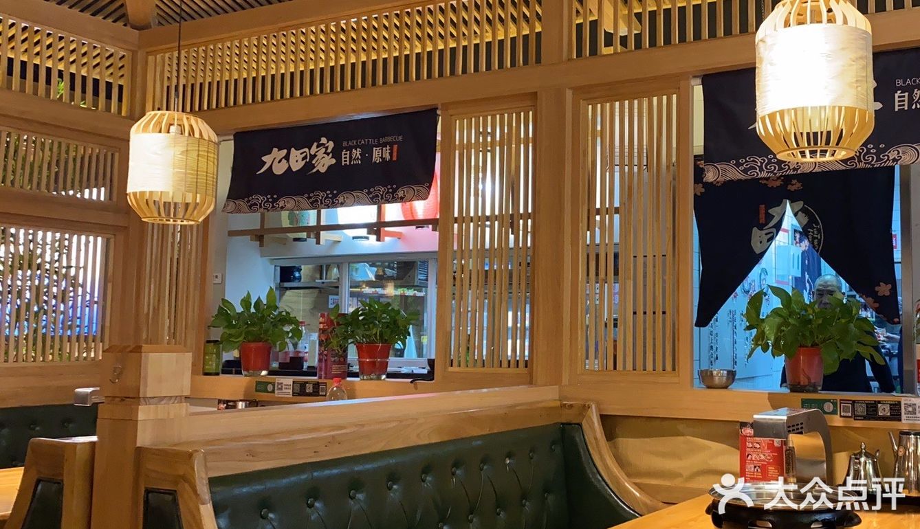 在老远就 闻到他们家的肉味了。烤肉味道十足。门
