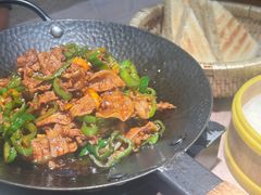 辣椒炒肉配卷饼-有位虾匠·胶东小馆(市北店)