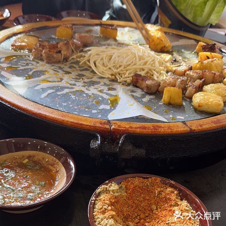 这家餐厅环境很好，非常干净整洁，食物不