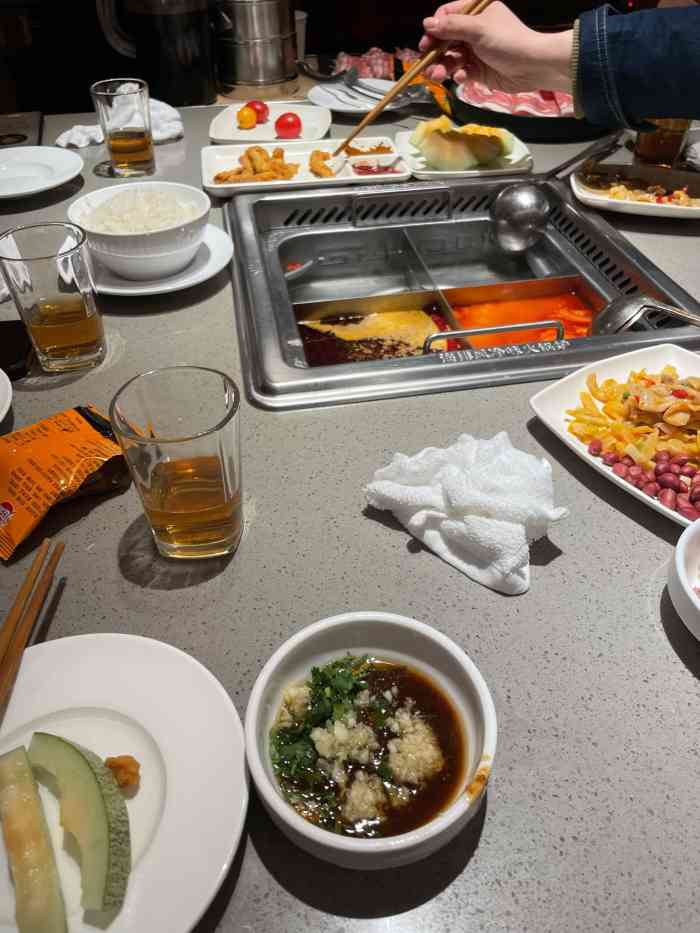 海底捞火锅(黄石摩尔城店)-"第一次吃海底捞,点了一个牛油锅和番茄锅