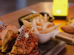 辣味鸡肉汉堡配薯条-FUTURE BAR(岭南天地店)