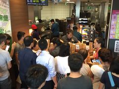 等位区-麦当劳(展览路店)