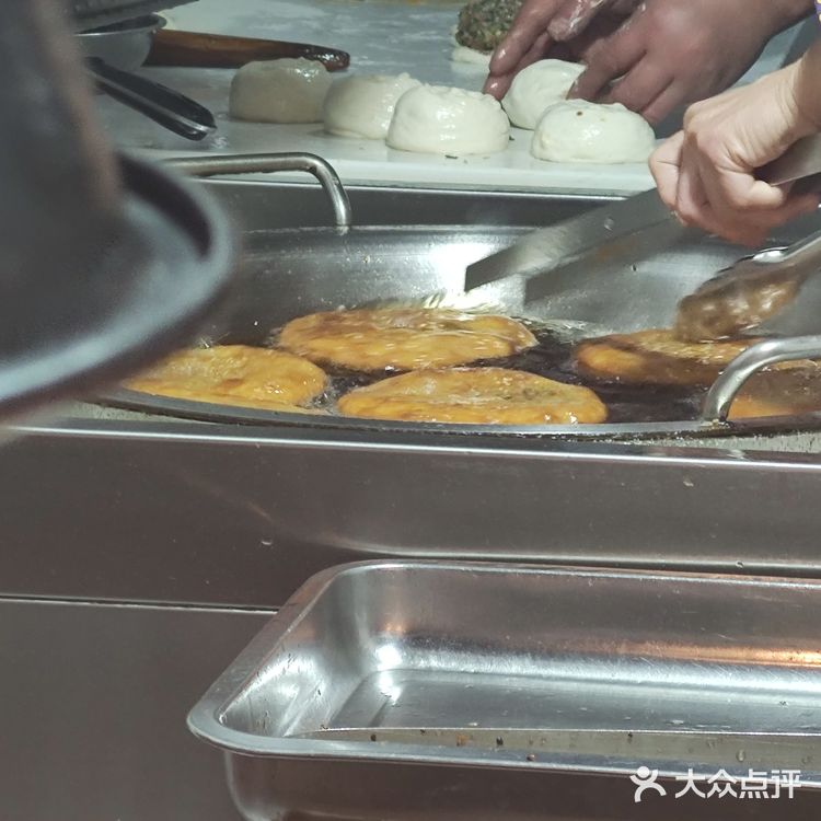 只要六块钱的鸡汁锅盔[调皮][调皮]      满满肉馅，一口酥脆