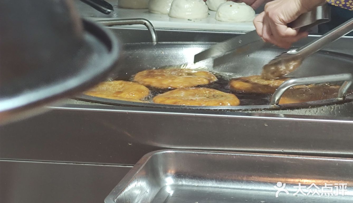 只要六块钱的鸡汁锅盔[调皮][调皮]      满满肉馅，一口酥脆