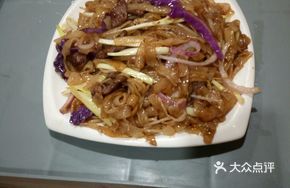 Silver Sprout and Leek Stir-fried Beef Rice Noodles