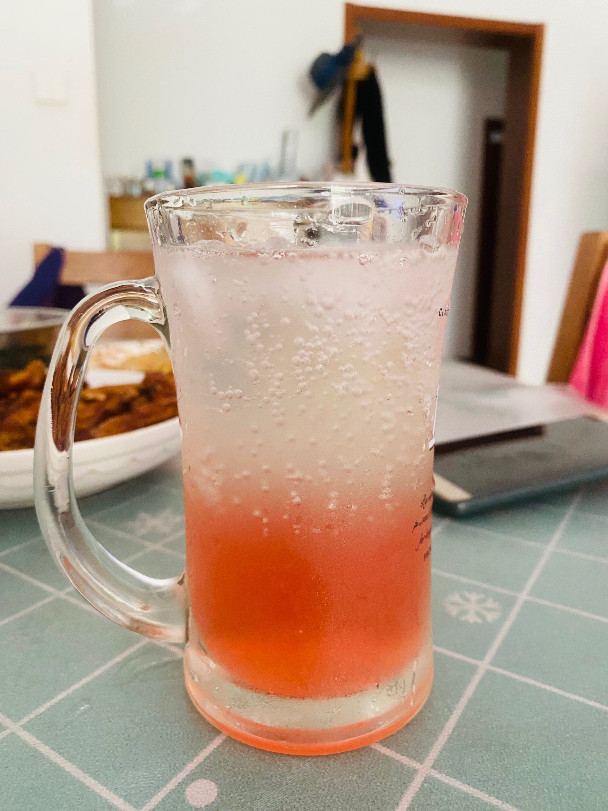 一杯自制桃汁气泡水