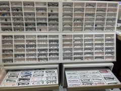 -美式眼镜·授权蔡司.依视路.尼康.豪雅.明月(人民广场店)