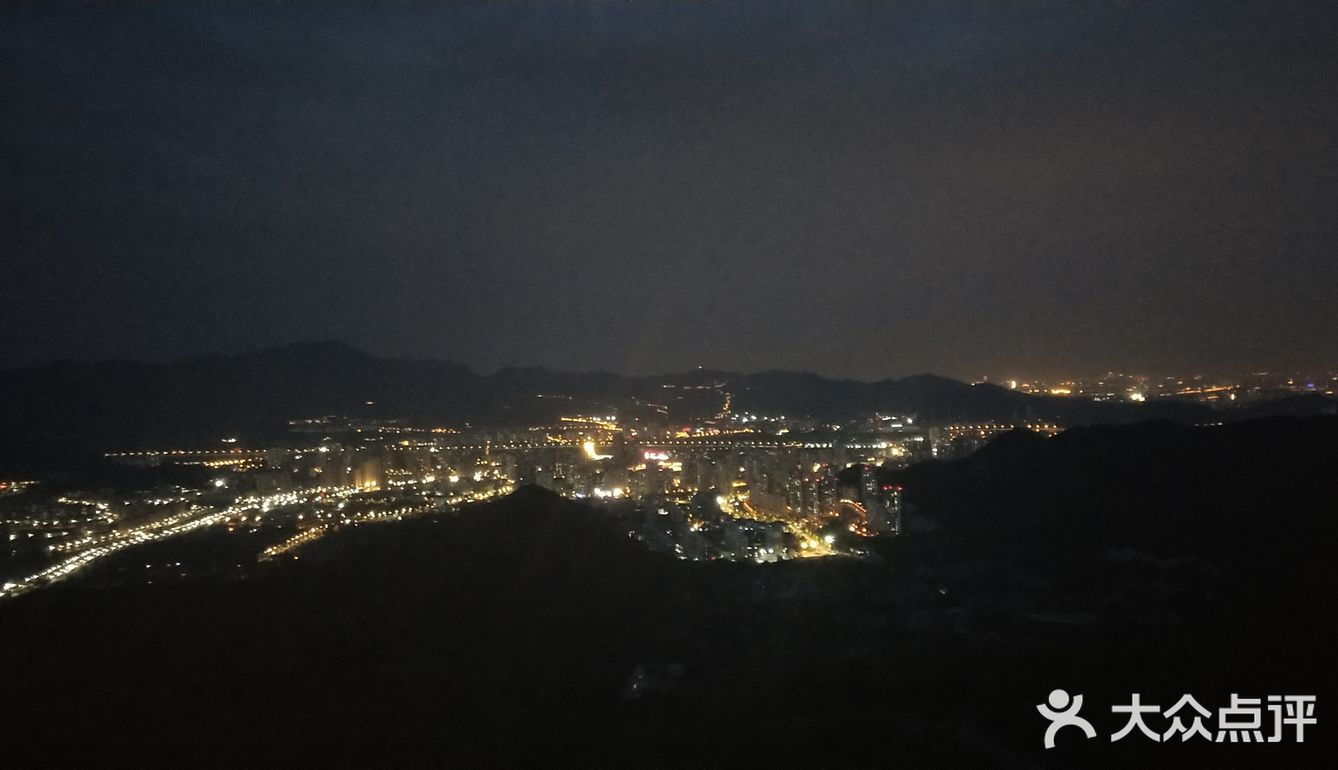 没到定都阁，中门寺上去，在去赵家洼的路上，好几个平台
