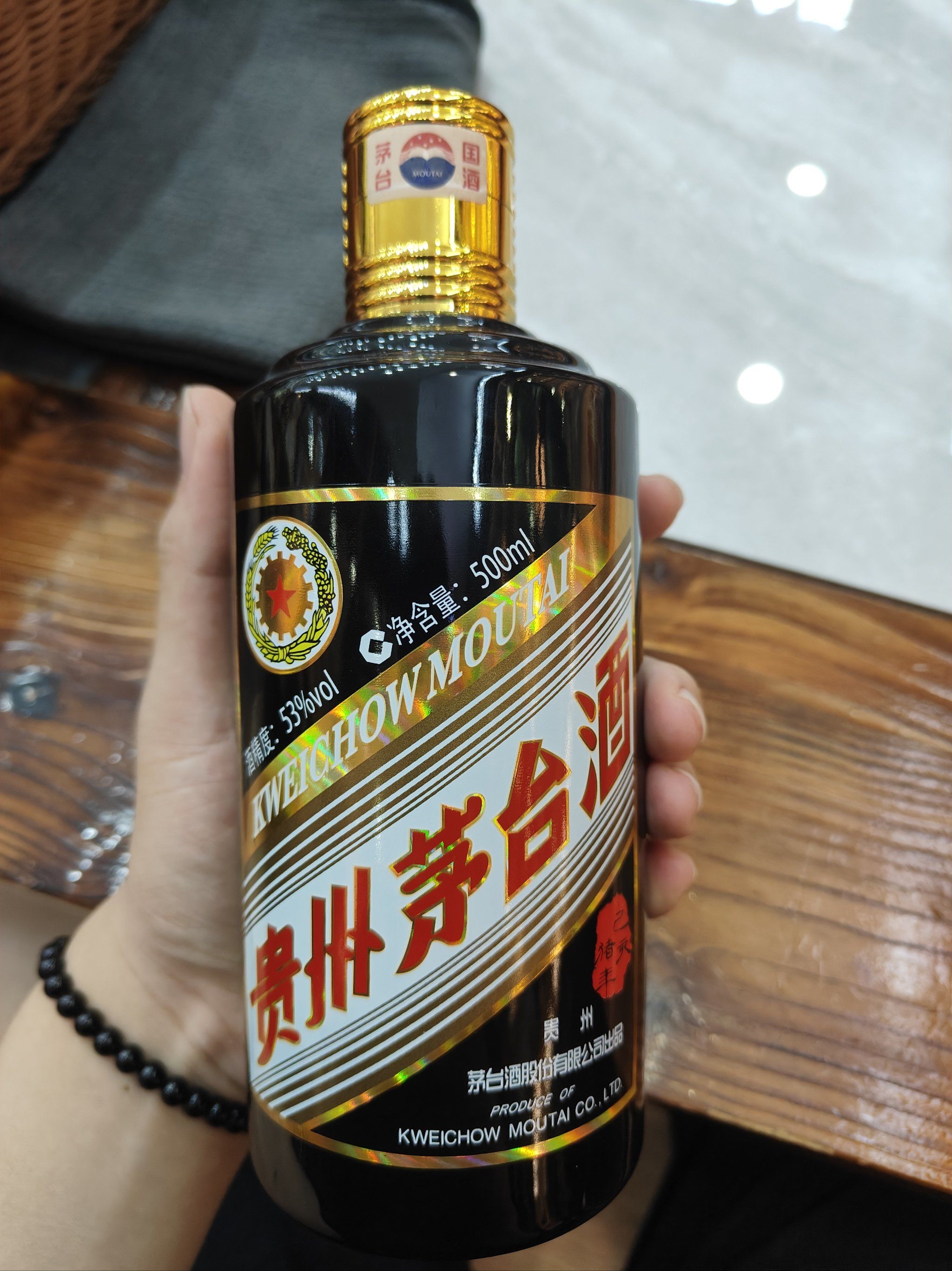 猪茅2019年上市,发行总量未知,此后生肖再无国酒茅台字样,瓶身以及