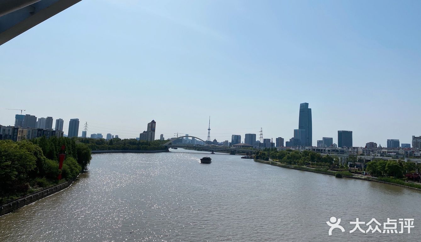 运河涟漪，碧波飘带