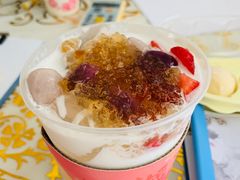 草莓桃胶白雪-满记甜品(友谊国贸城店)