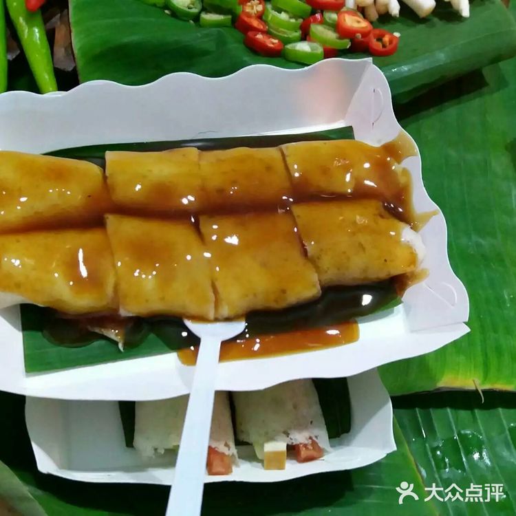 夜市上五花八门，一些画很漂亮，还有灯，但是都很难带回