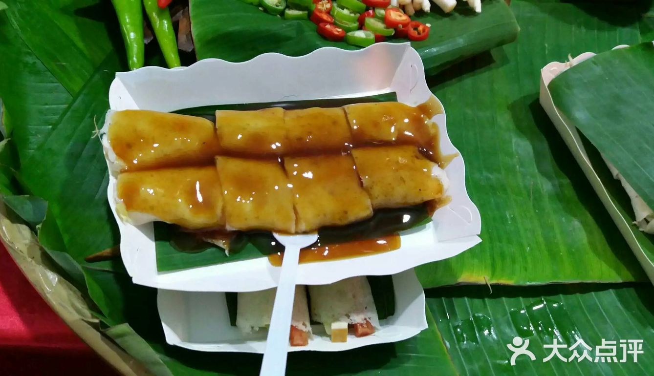 夜市上五花八门，一些画很漂亮，还有灯，但是都很难带回