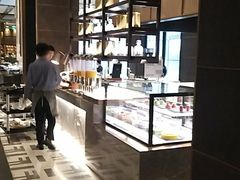 面包甜点陈列柜-康莱德酒店·美庭自助餐厅