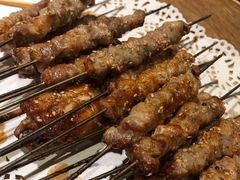 纯手工羊肉串-聚串门儿·东北烧烤(信义坊店)