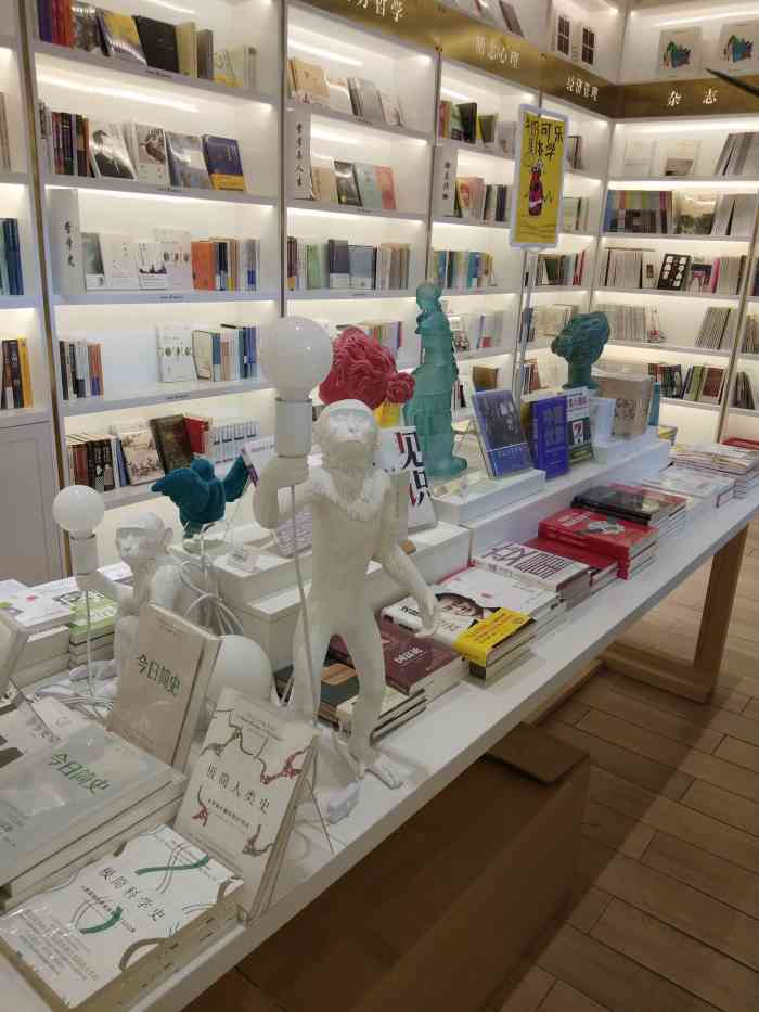 鹿森书店(华润万象里店)-"整个环境给人的感觉很舒适干净,大片的白色.