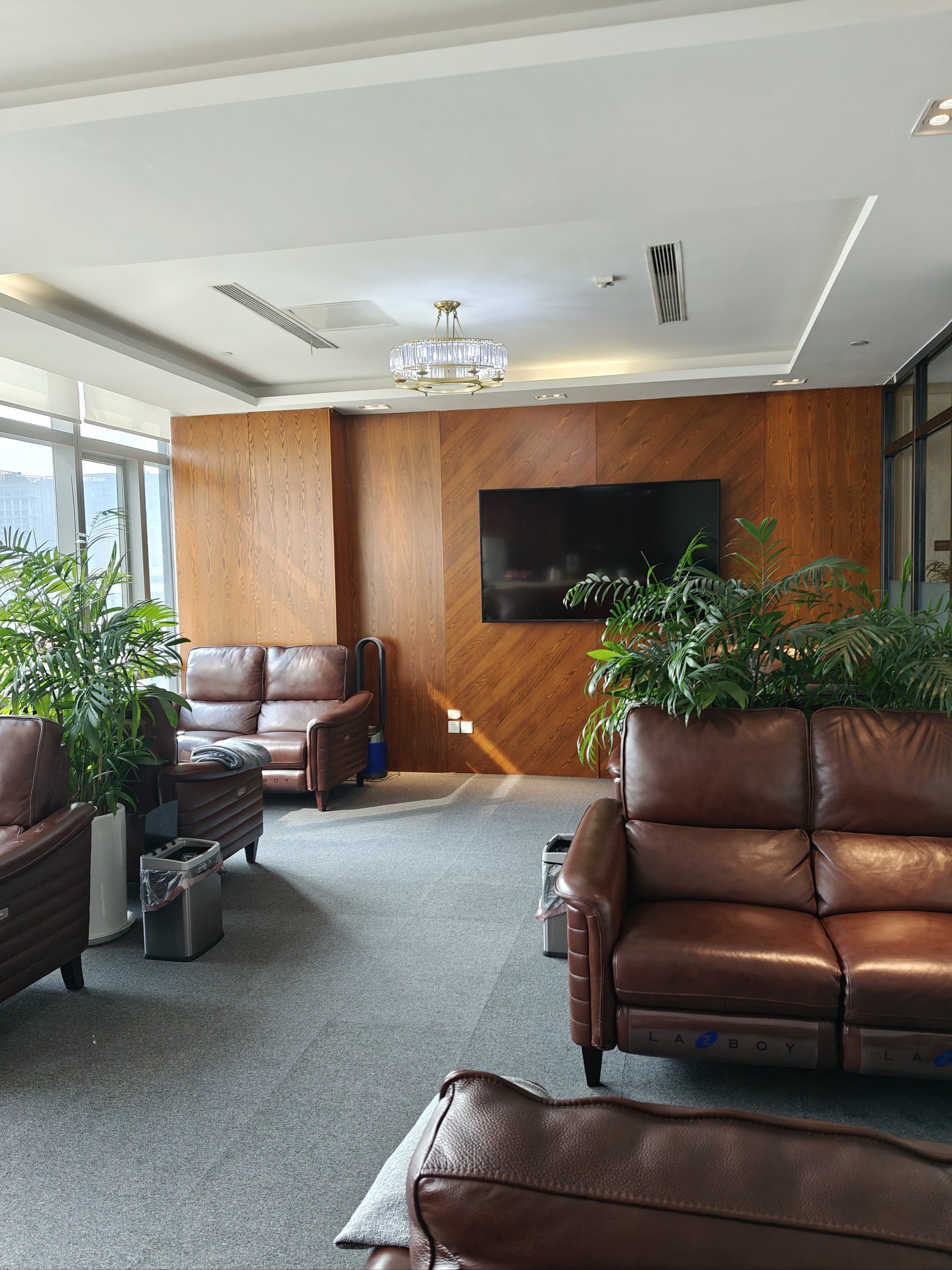 c2口出来,仁恒置地写字楼16楼1605)
环境:占地很大,装修很有格调