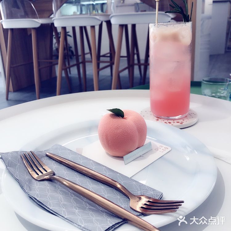 桃子是现在非常适合体验的甜品，四重味道夹心