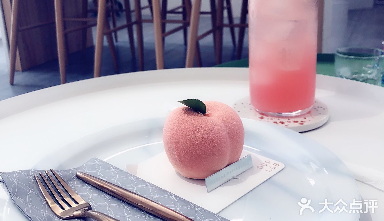 桃子是现在非常适合体验的甜品，四重味道夹心