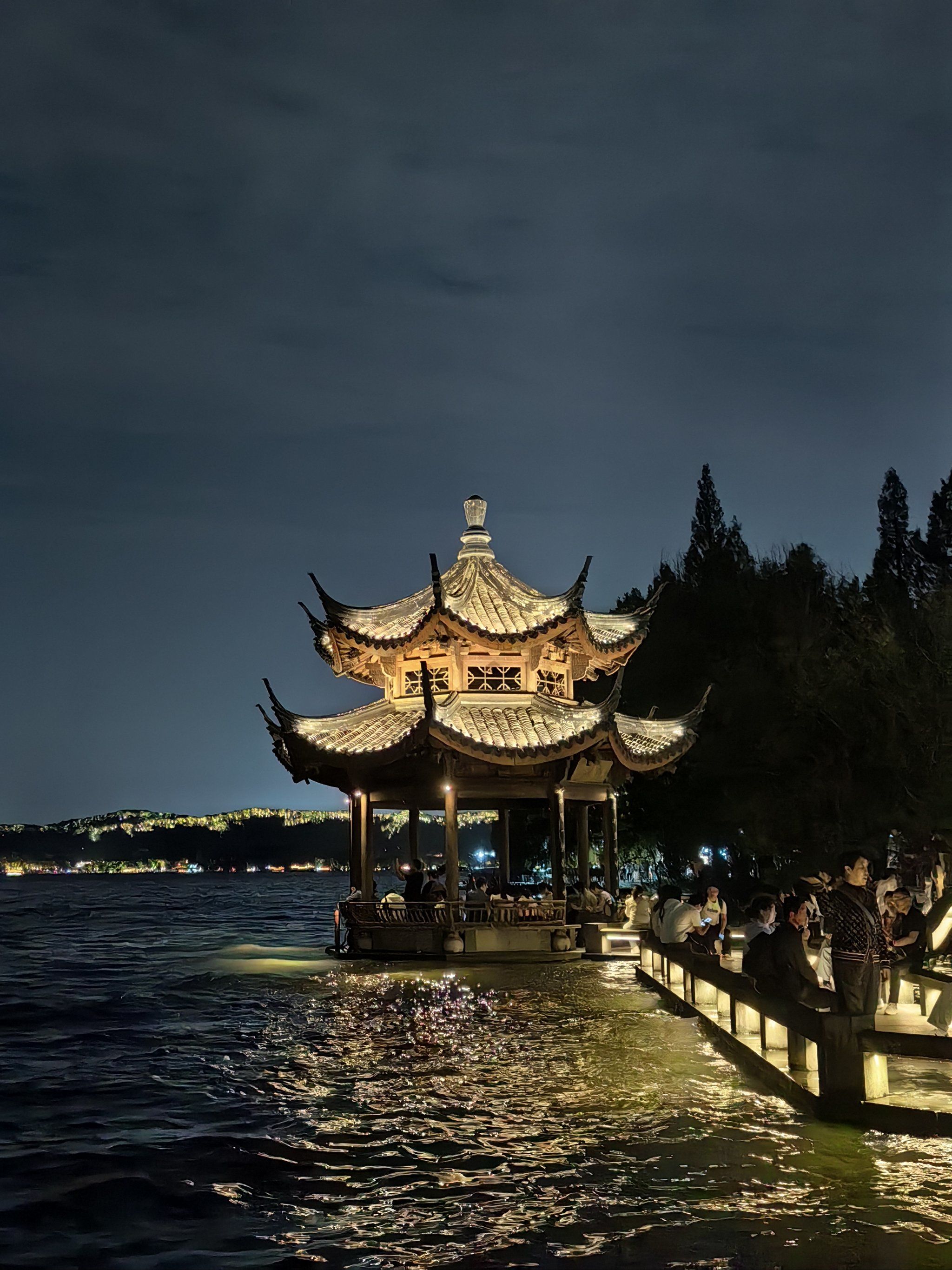 杭州西湖,夜色中的水光潋滟✨