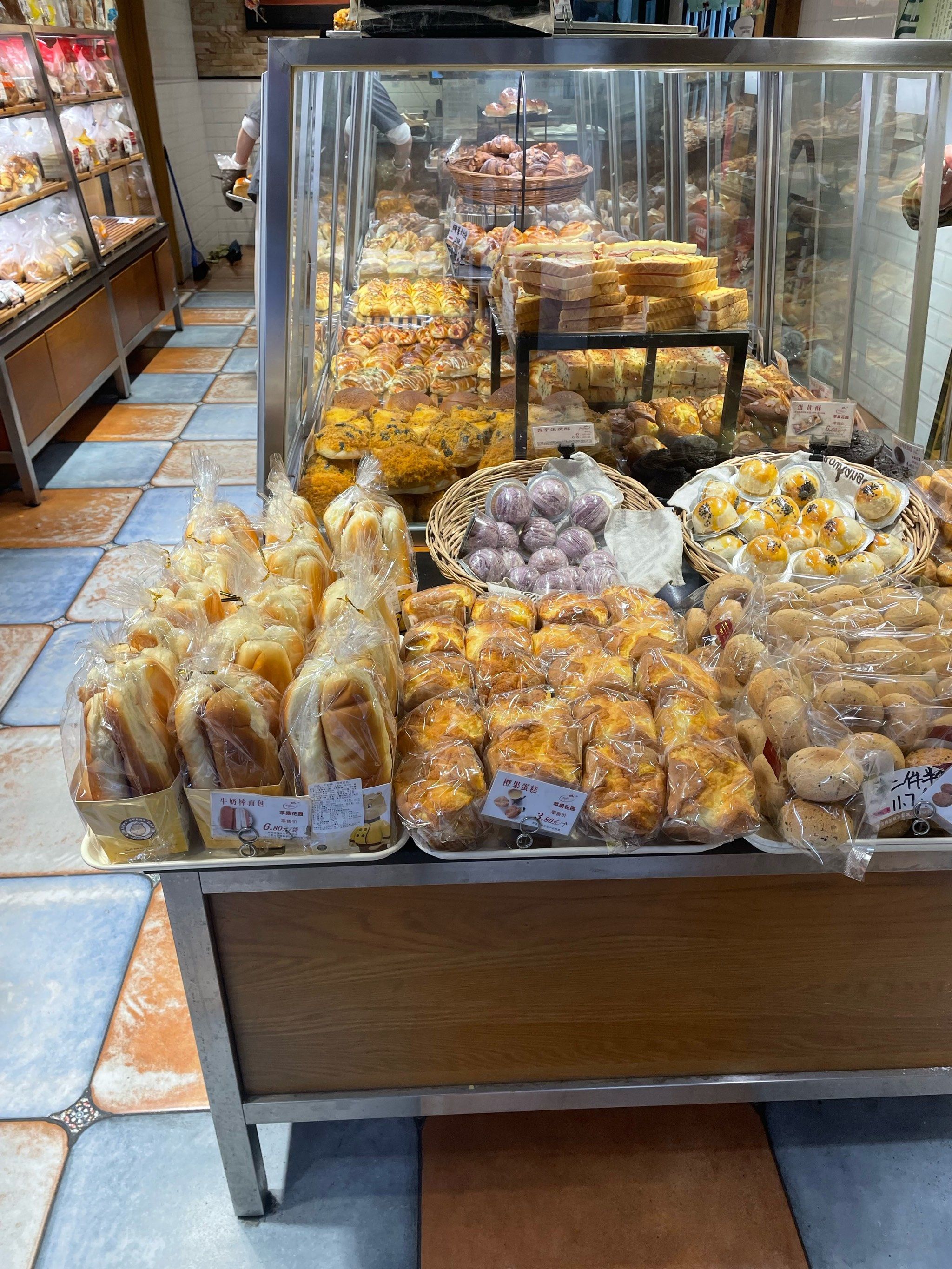 早晨的面包店满满的货架看着好幸福