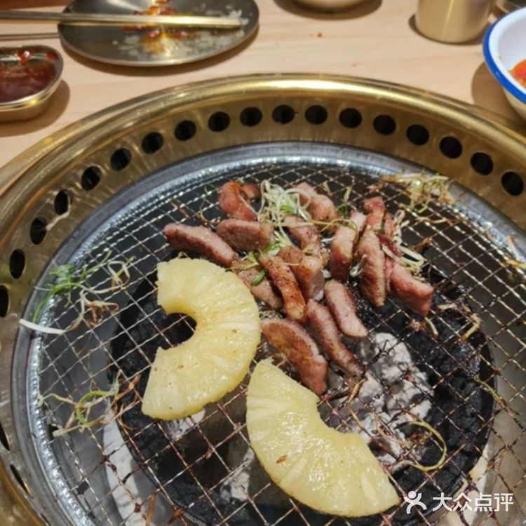 牛肉粒与菠萝组合创新搭配,果香中和油腻感