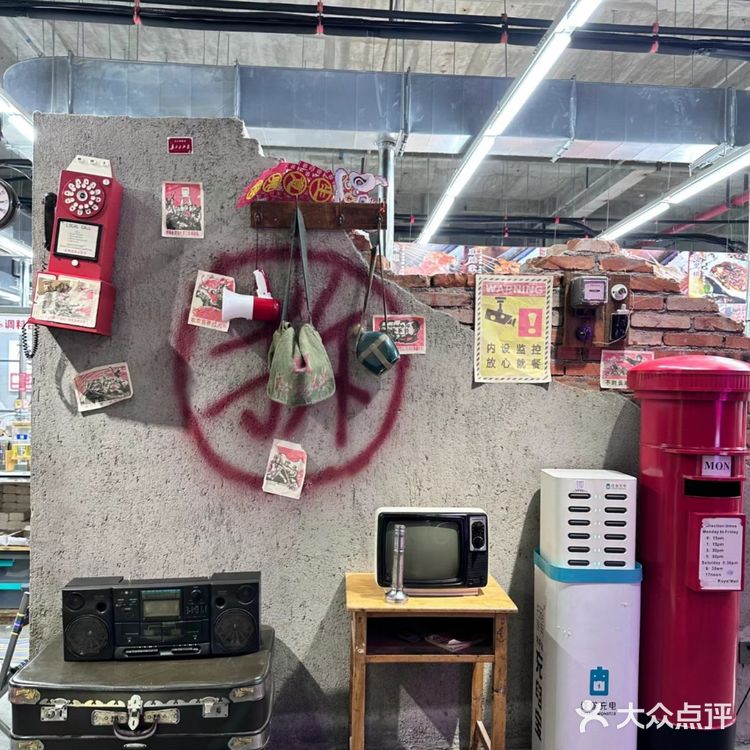 “烟火气中烧烤聚会的乐趣与美味共享”