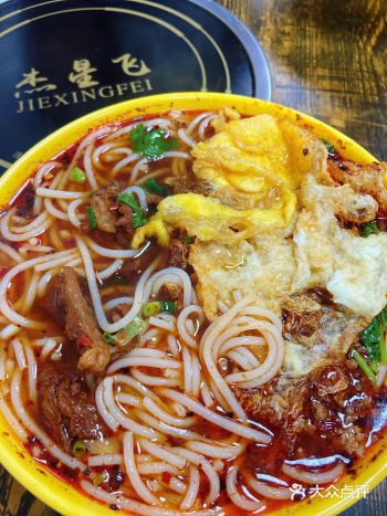 介绍： 菜场边上必有美食，名字是面馆，但是最有名气的