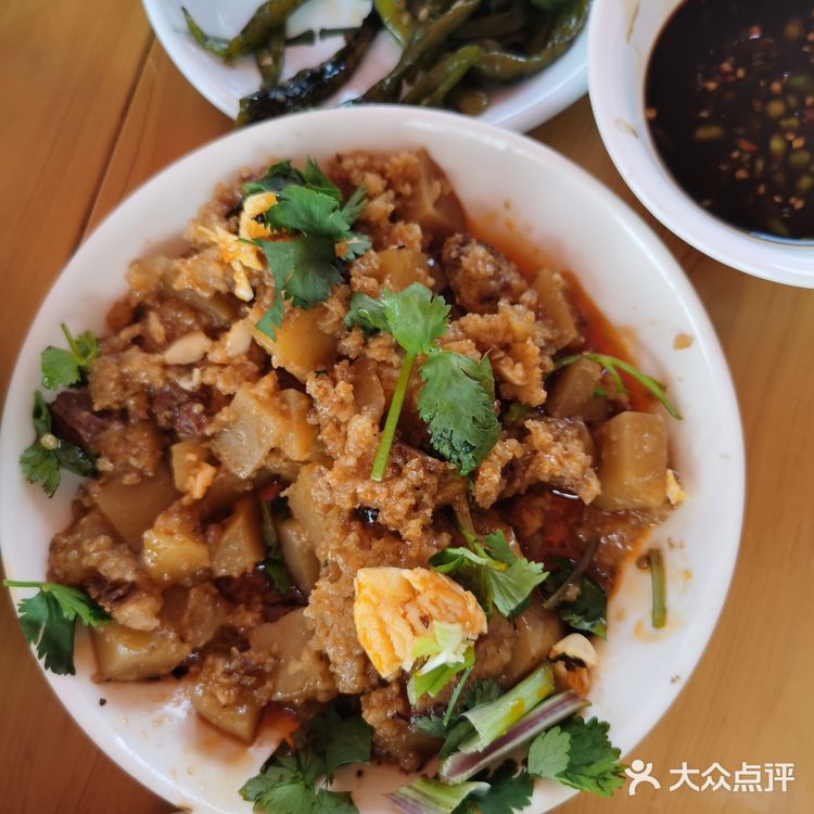 两店是邻居。猪蹄：做得稀巴烂，很不错，只是沾碟不辣