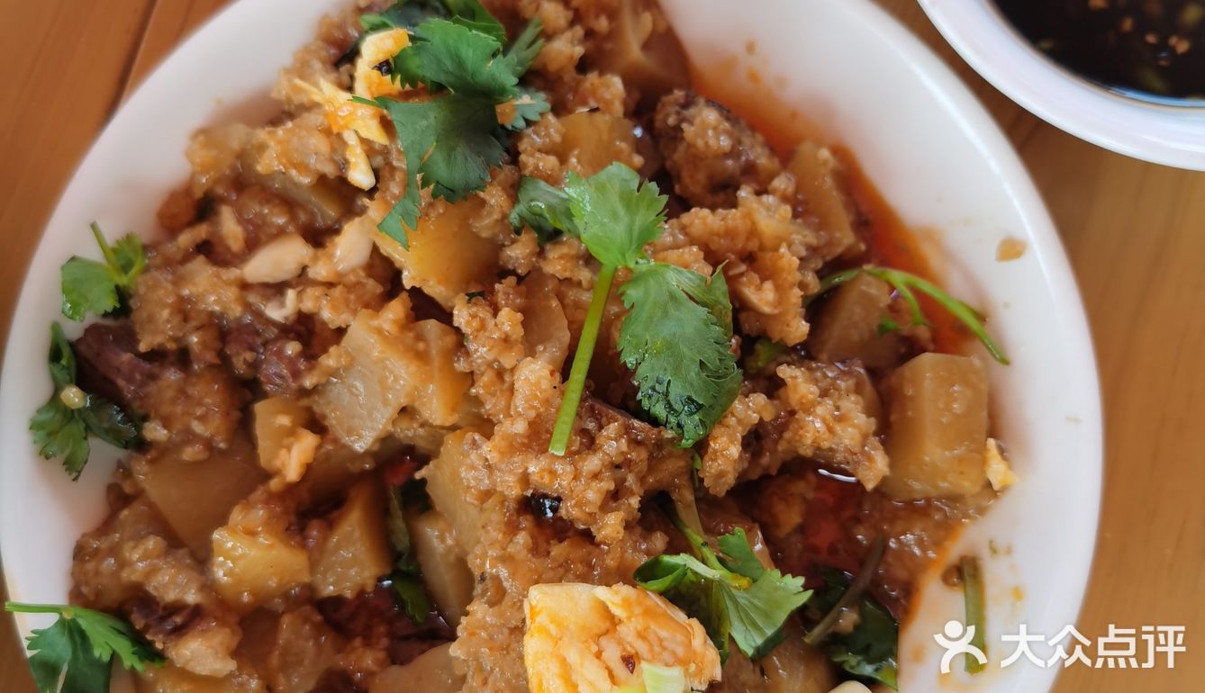 两店是邻居。猪蹄：做得稀巴烂，很不错，只是沾碟不辣