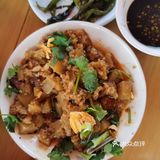 两店是邻居。猪蹄：做得稀巴烂，很不错，只是沾碟不辣