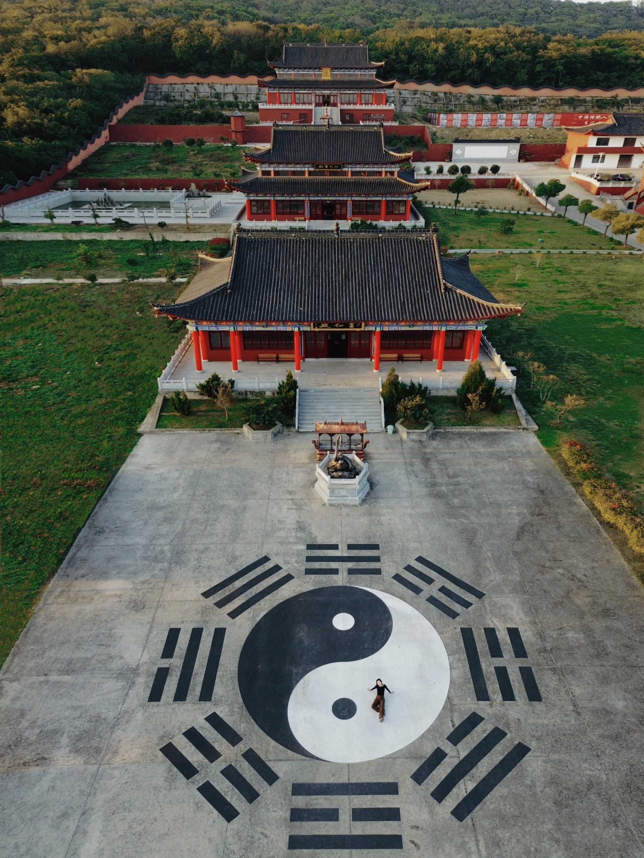 n但是特别清净～

道观门口的大草坪特别适合野餐然后躺着晒