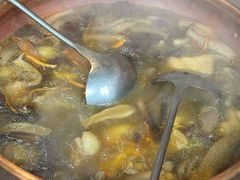 菌菇鸡煲-阿山卓·野生菌火锅·纳西火塘烤肉