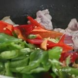 瘦肉炒变色后再放入切好的辣椒和大蒜头继续翻炒